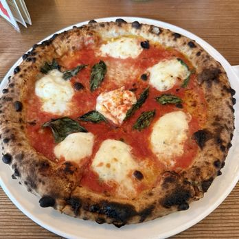 Etto signature dishes Margherita Pizza
Lamb Meatballs
Burrata